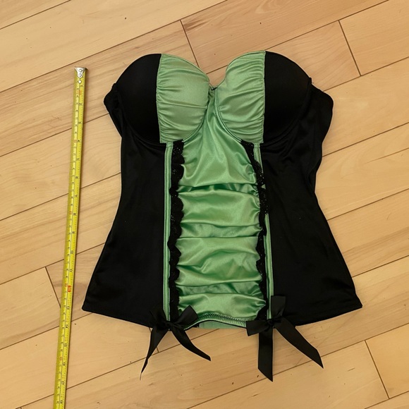 🎃 Adorable adjustable satin corsage with lace trim and ruffed details - Picture 6 of 6